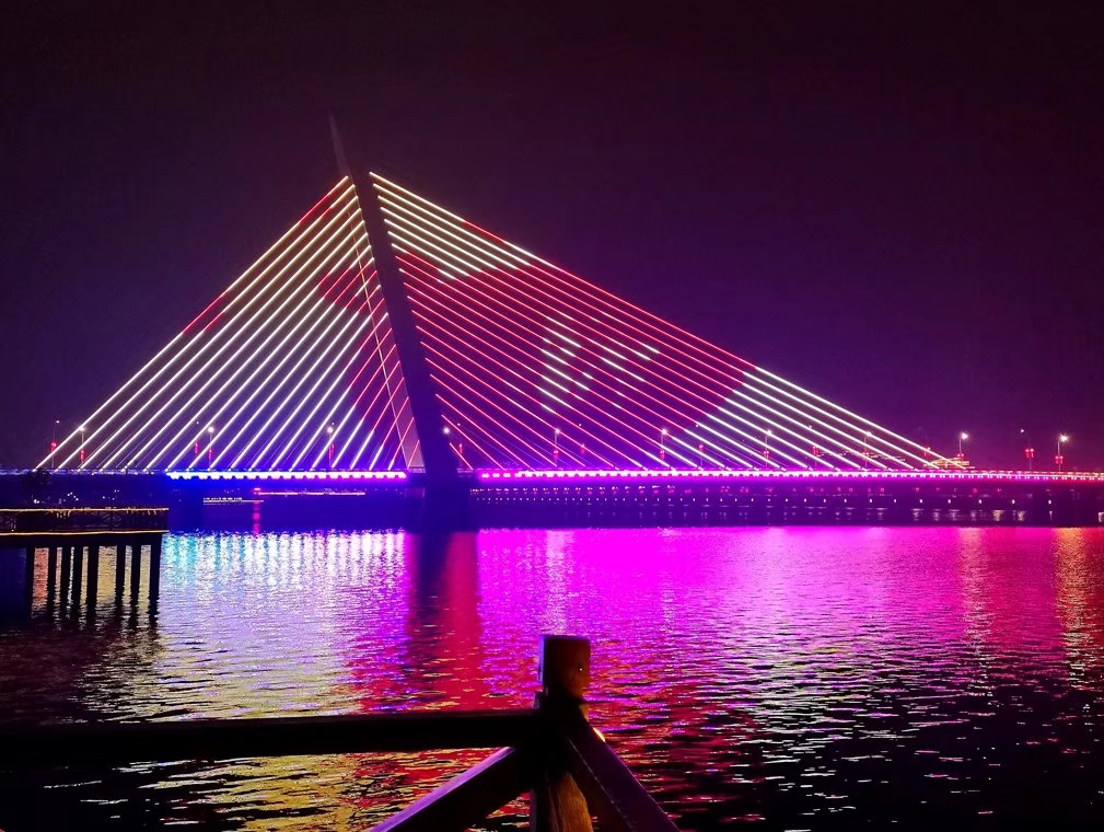 西安年最中国西安浐灞2号桥彩虹桥河景灯光秀18图