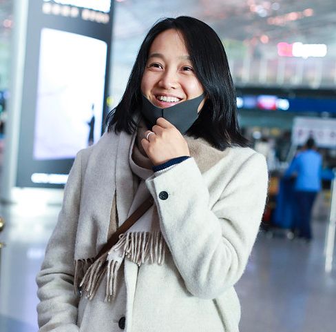 38岁宝妈朱丹素颜居家风现身机场,不惧镜头灿笑气质温柔