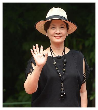 62岁邓婕近照,一决定让她痛苦一生,女儿漂亮越来越像张国立