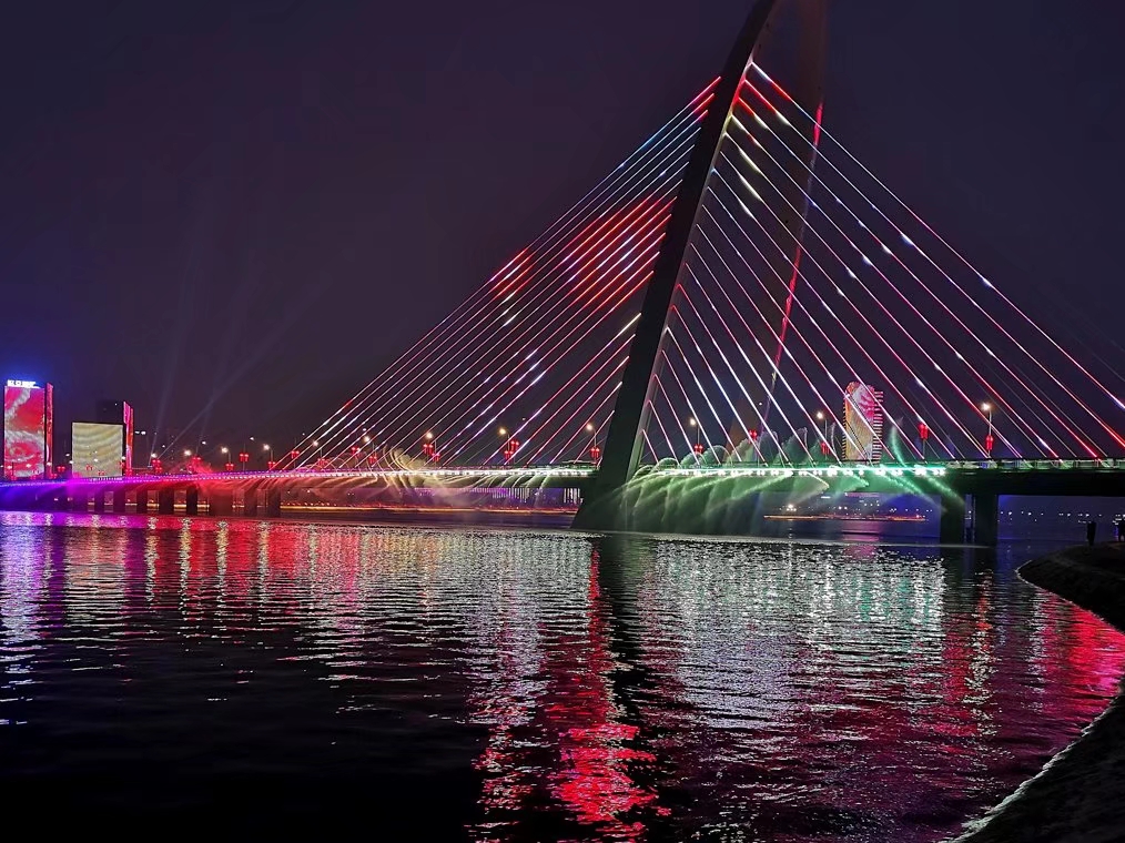 西安年最中国西安浐灞2号桥彩虹桥河景灯光秀18图
