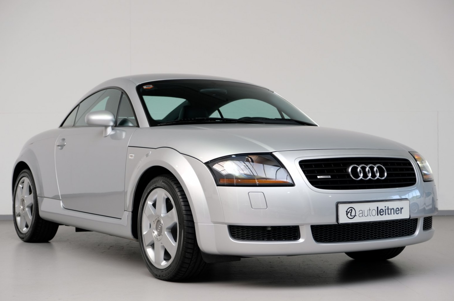 2000款奥迪tt coupe,1.8升涡轮引擎 6速手动变速箱!