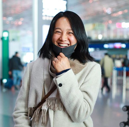 38岁宝妈朱丹素颜居家风现身机场,不惧镜头灿笑气质温柔