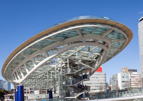 绿洲21是名古屋市中心的一个公园,是开放式公共区域,格外耀眼