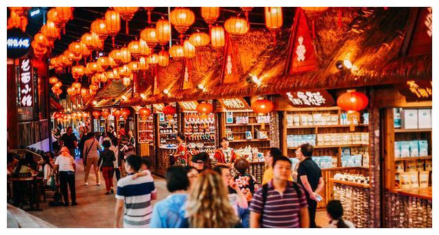 三亚亚龙湾最热闹的美食广场,有地道海南菜,夜景很迷人