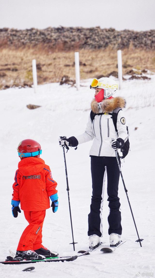 苗圃带龙凤胎儿女滑雪晒照 母子三人动作熟练超帅