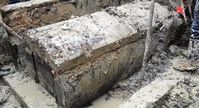 的遗骨,说不定会怎么处理的囧境,他只有一咬牙,只得接下了迁坟的活儿