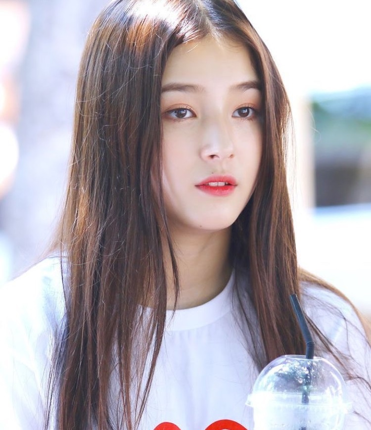 摄影分享:皮肤白皙漂亮婴儿肥美女胡定欣