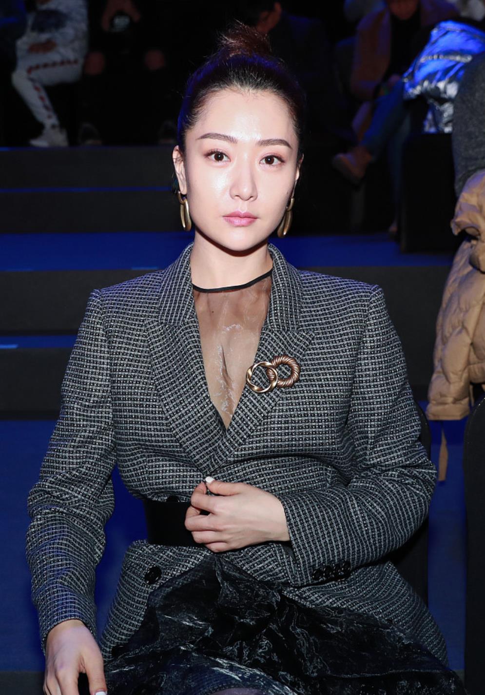 白冰扎丸子头穿长靴看秀 干练不失性感_高清图集_新浪网