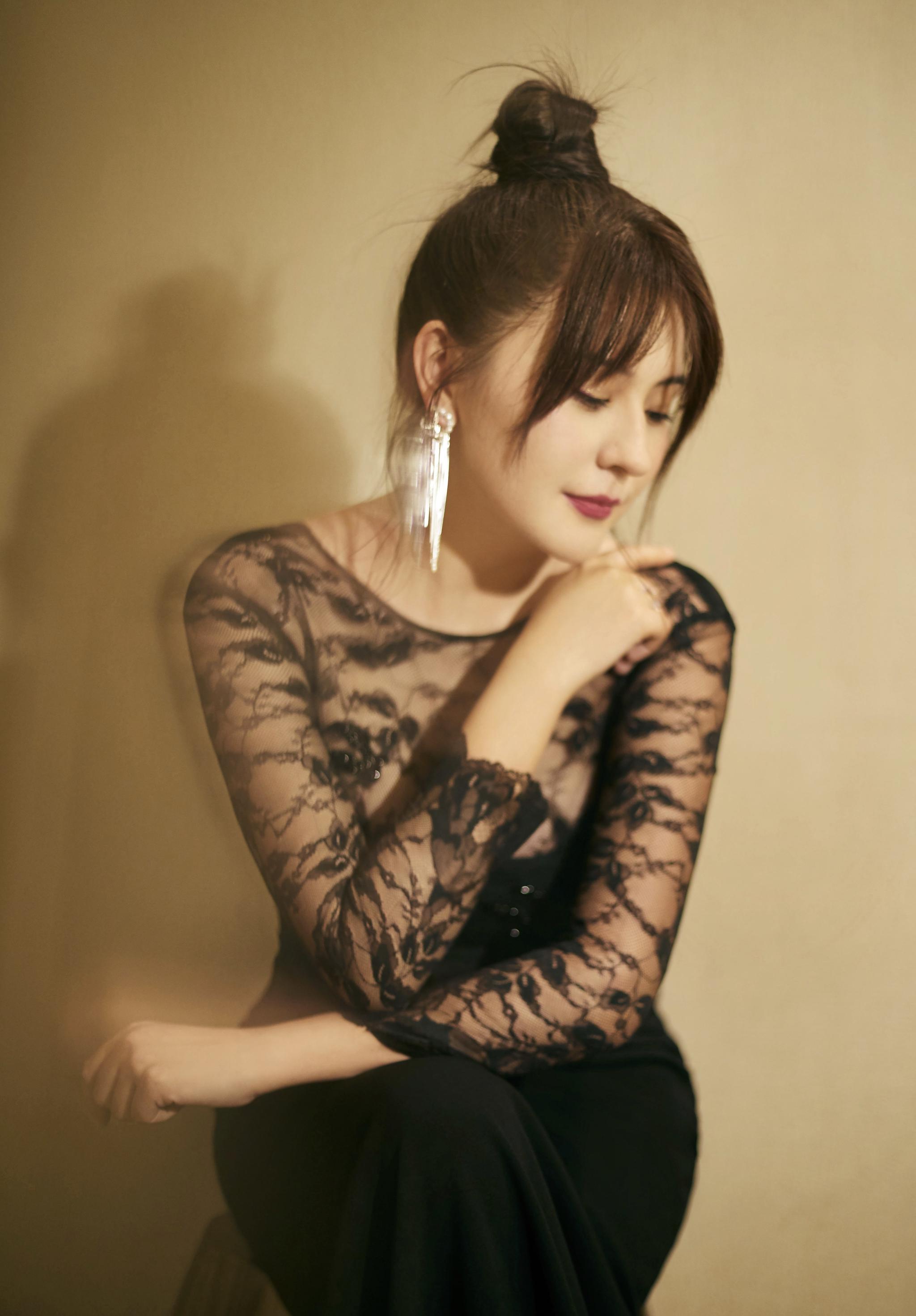 网络暴力太过可怕,现在热依扎的微博评论风格大变