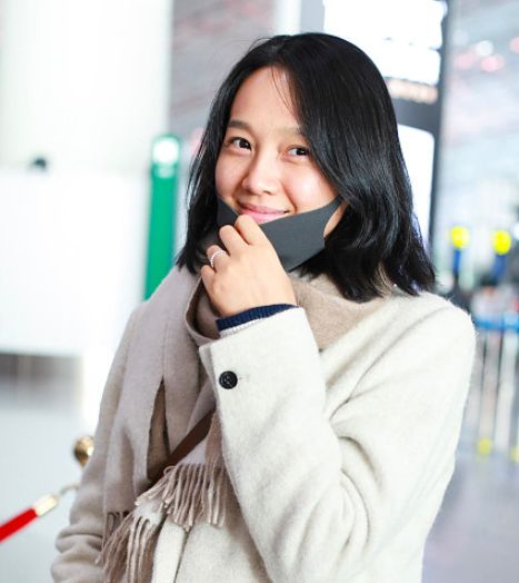 宝妈朱丹素颜现身机场,不惧镜头灿笑亲和力十足无星架