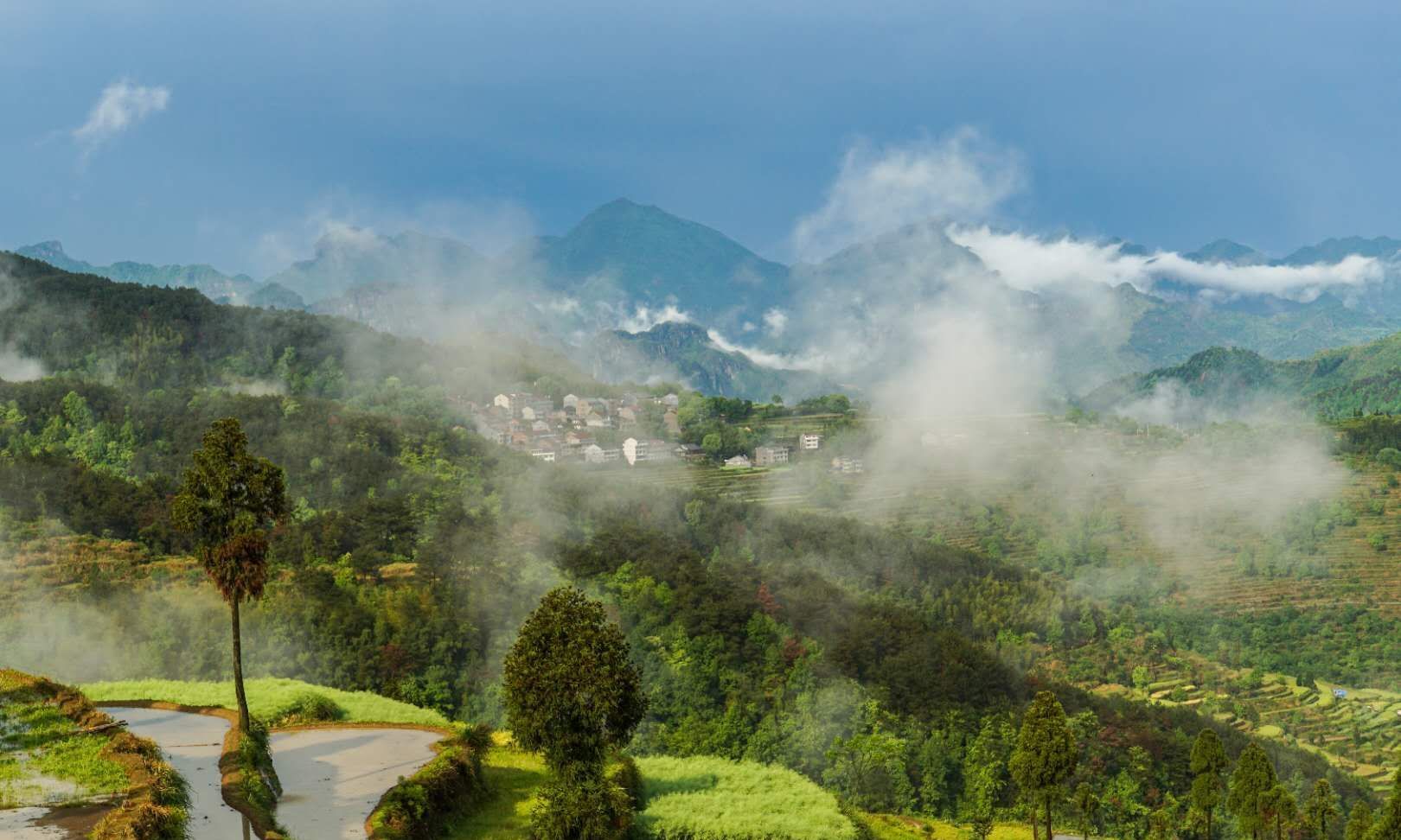 风光摄影:云雾缭绕的山野村庄