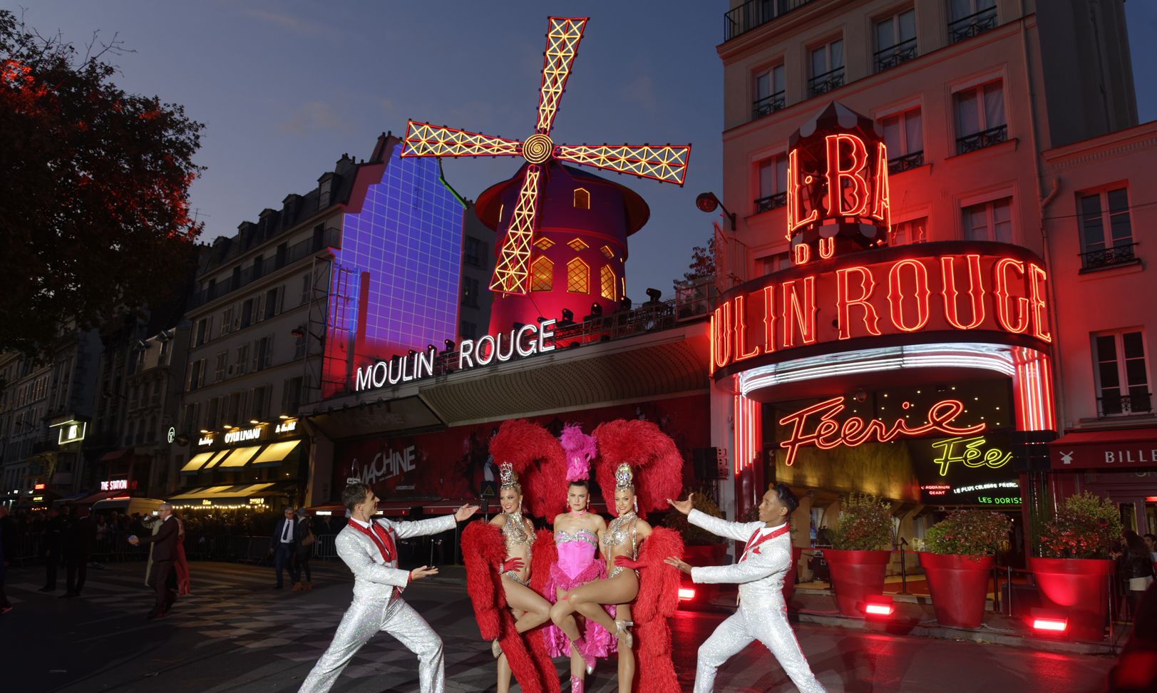 巴黎红磨坊130年庆典璀璨依旧 法国夜生活圣地歌舞演出享誉全球