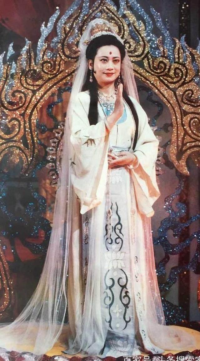 西游记珍贵剧照左大玢就是观世音菩萨下凡游客看见她都下拜