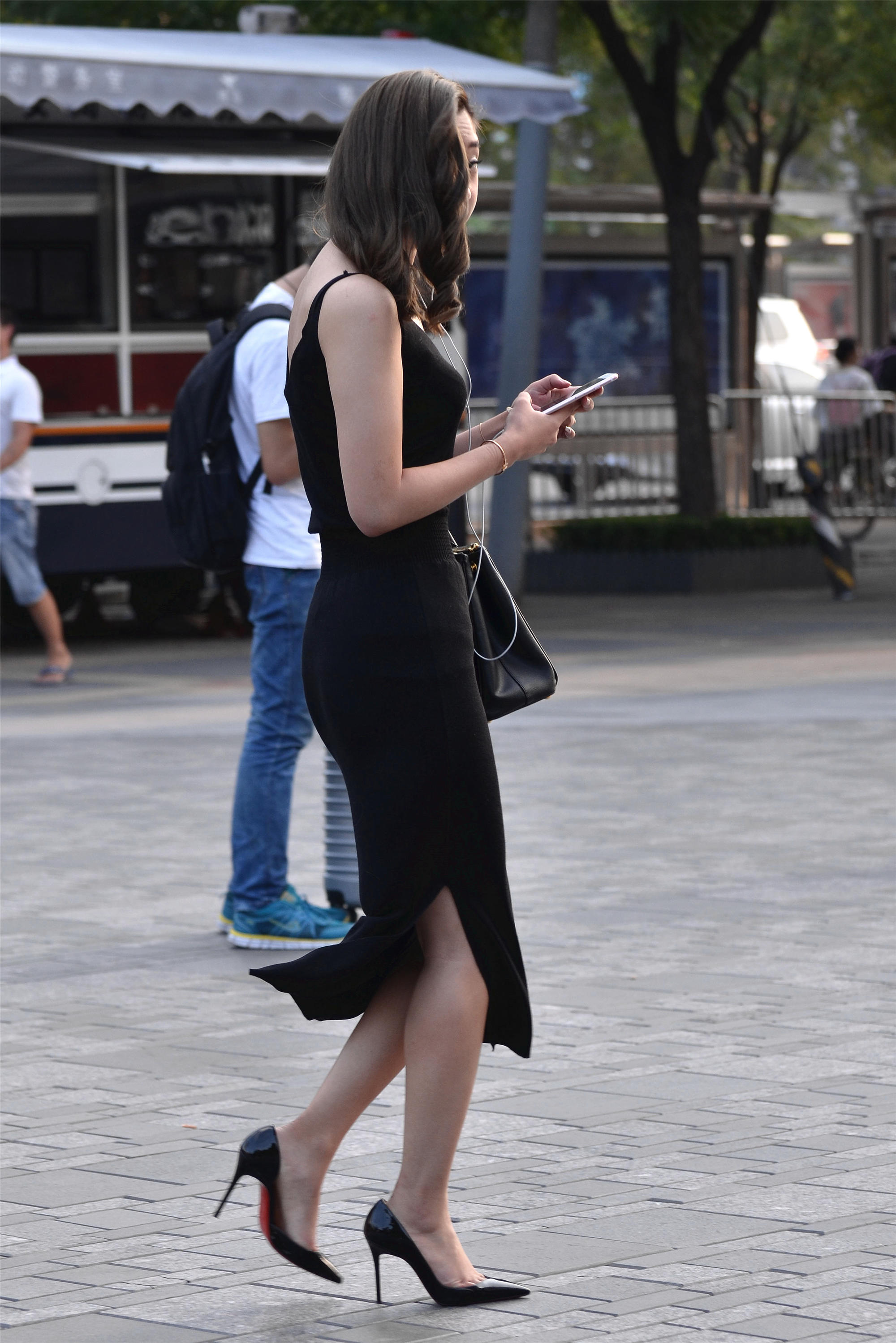 黑色连衣长裙搭配一双经典的尖头细跟鞋,让姑娘身材更显高挑骨感