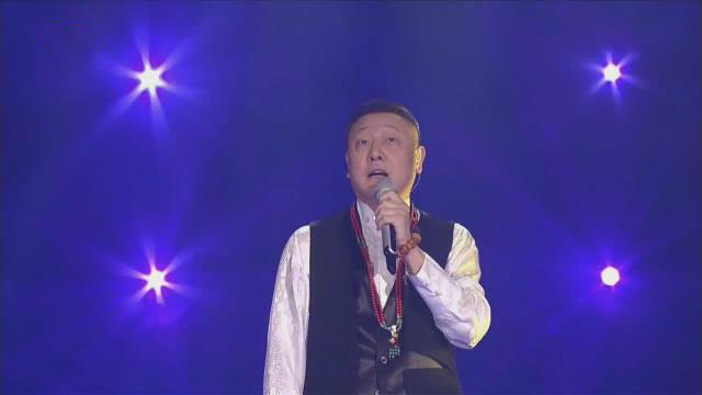 韩磊演唱他与妻子的定情作《天边》,深情的演