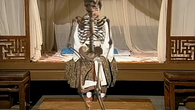 女子半夜打坐,突然从身体里,走出一具骷髅