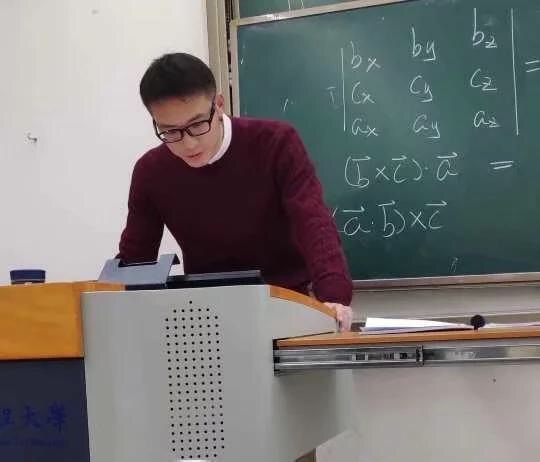 别人家的帅老师高颜值高数老师走红网络