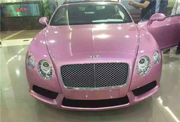 这款改良的粉色宾利可以说是有点可爱,在它的霸道.