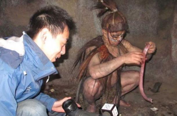 夫妻深山与世隔绝35年,妻子彻底"野兽化",将退化成野人?