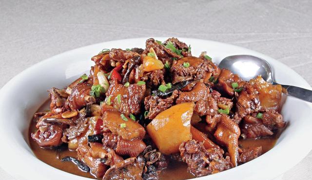 小土豆焖柴鸡土豆口感细腻不易炖碎鸡肉酥烂干香