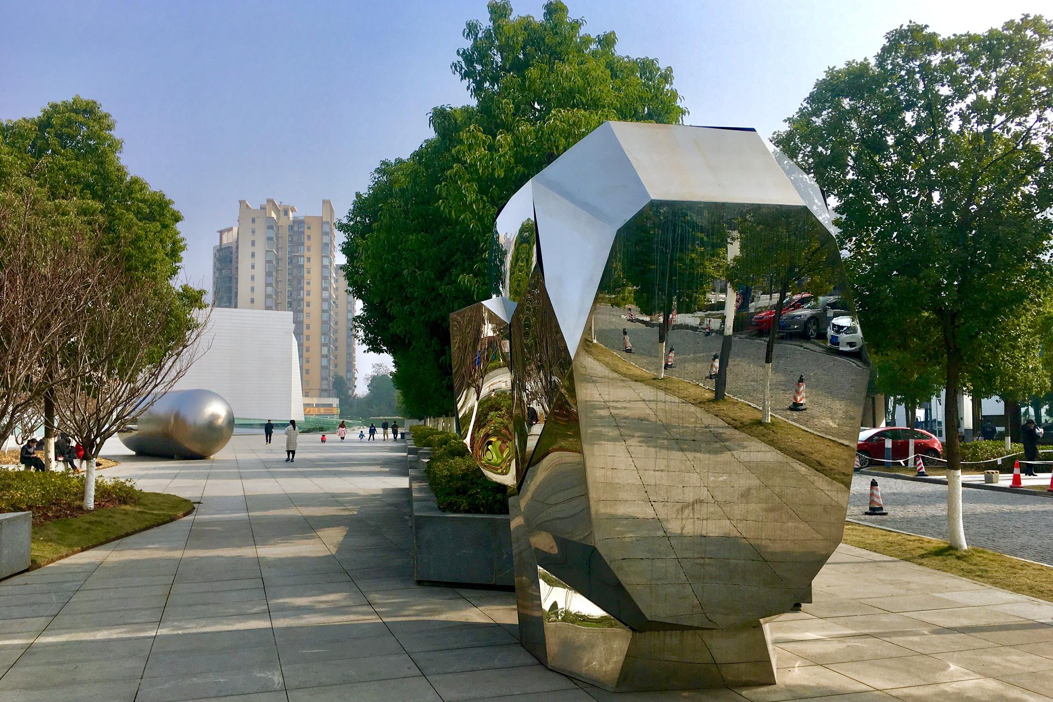 一组不锈钢雕塑(武汉野芷湖西路 创意天地)