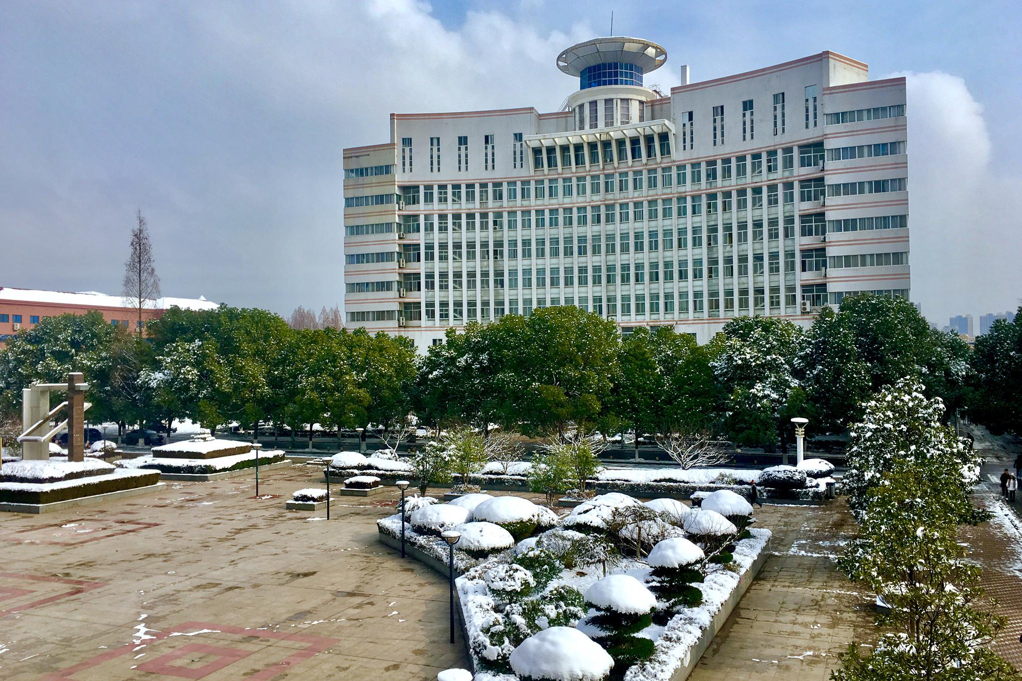 雪后校园小景(武汉 湖北工业大学)