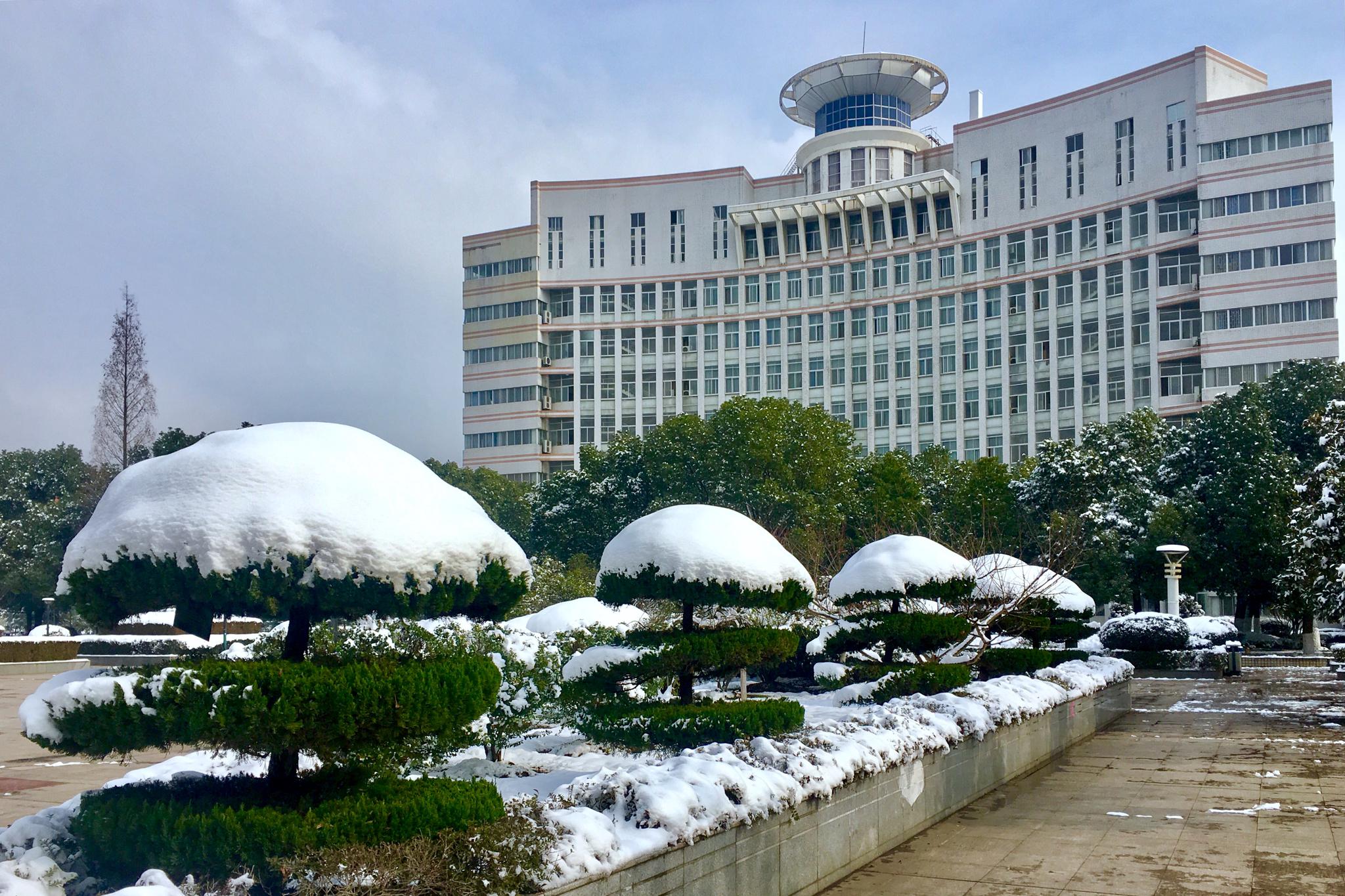 雪后校园小景(武汉 湖北工业大学)