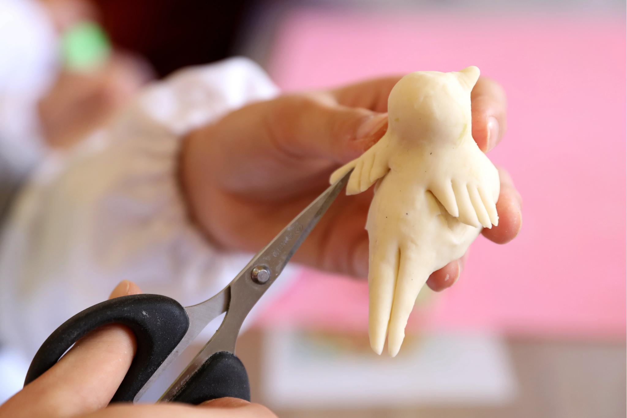 小学生捏面燕迎清明传承民俗