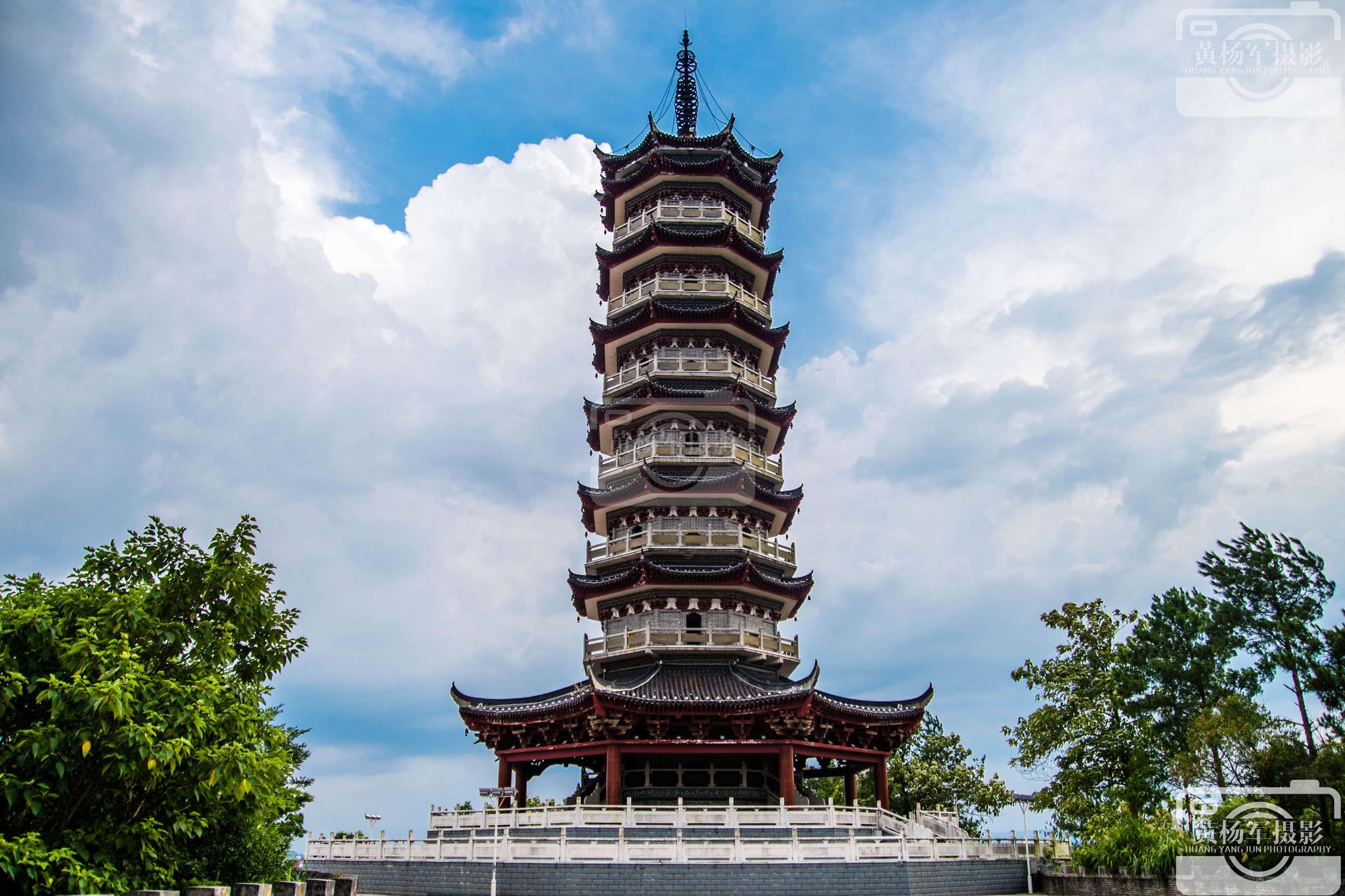 于都重光宝塔紧邻贡江,走上塔能一览于都两岸美景,让人心旷神怡