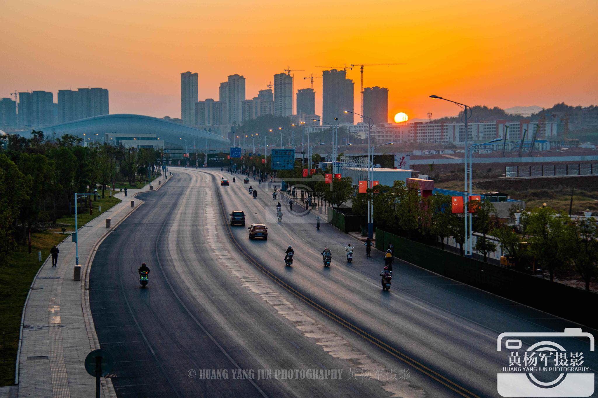 江西于都的清晨朝霞,朝阳冉冉升起的美.