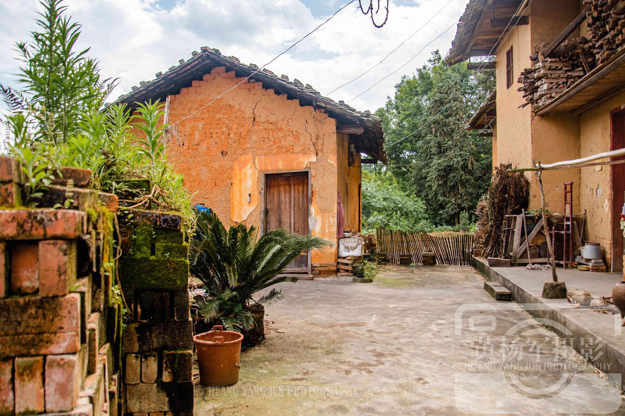 赣州赣县区清溪村的老屋,老旧的门熟悉的窗故乡不变的景象很亲切