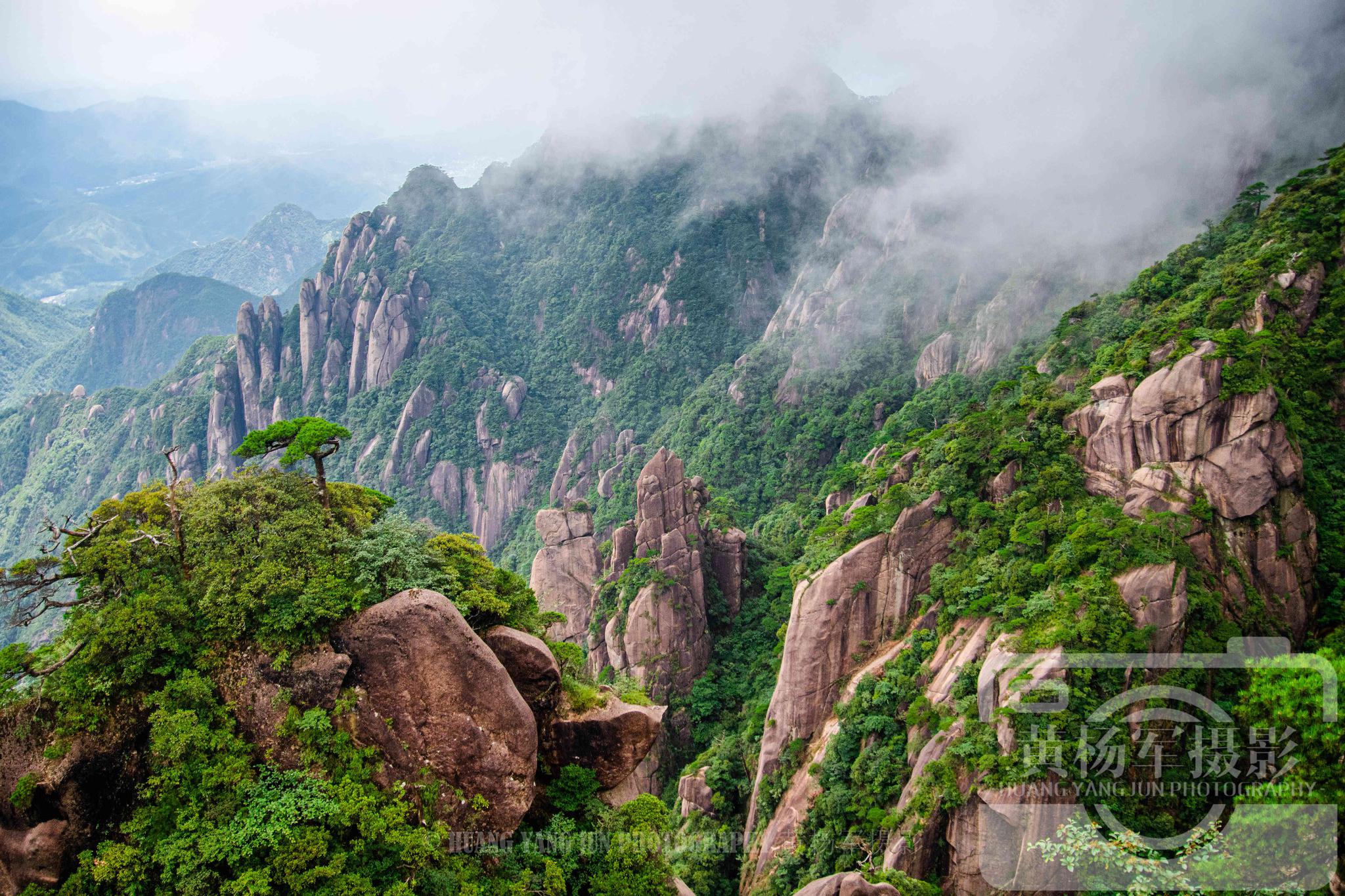 上饶市玉山县三清山的秀美,雨雾中的风景就像仙境一样,看看怎样