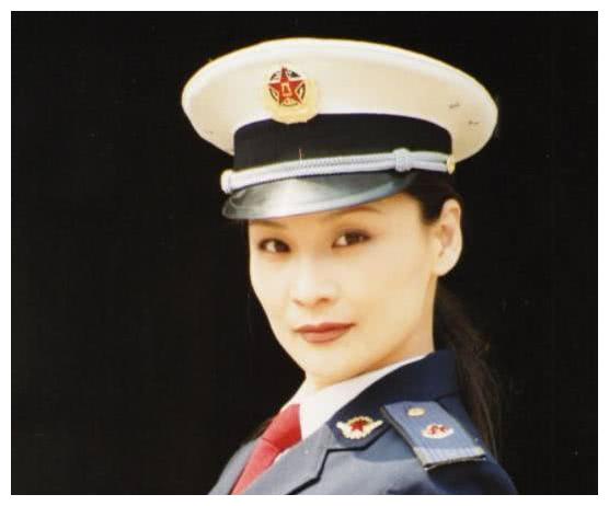 她曾是红极一时的军旅女歌手,享副军级待遇,现在却销声匿迹