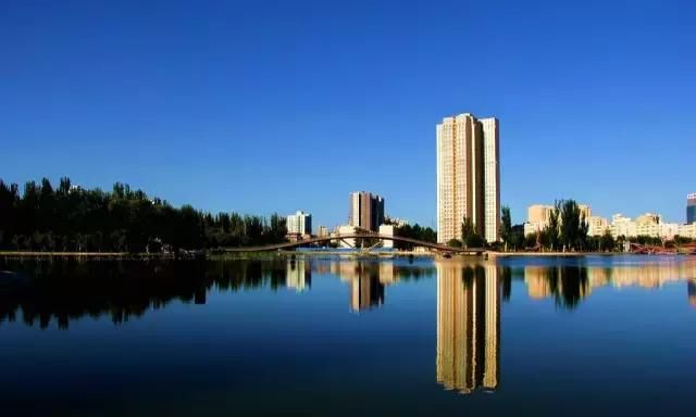新疆阿克苏 一座崭新的城市 不一样的天山风光