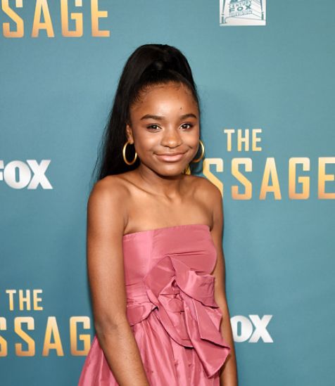 布里安娜豪伊抹胸裙秀抢眼身材卷发披肩露甜笑女人味十足