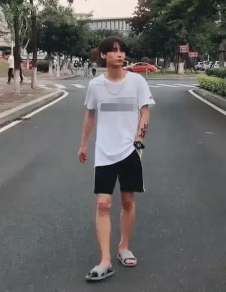 大学男生蜕变史:大一懵懂,大二帅气,看到大三,网友:过分真实