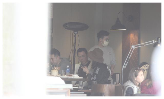 赌王三房儿子何猷启夫妇不戴口罩聚餐,饭后两人互不理睬像吵架了