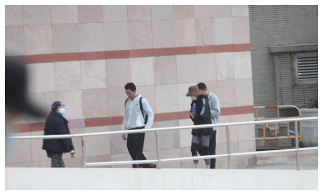 赌王三房儿子何猷启夫妇不戴口罩聚餐,饭后两人互不理睬像吵架了