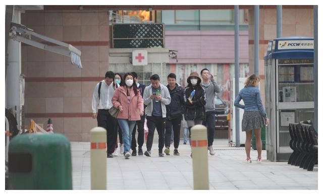 赌王三房儿子何猷启夫妇不戴口罩聚餐,饭后两人互不理睬像吵架了