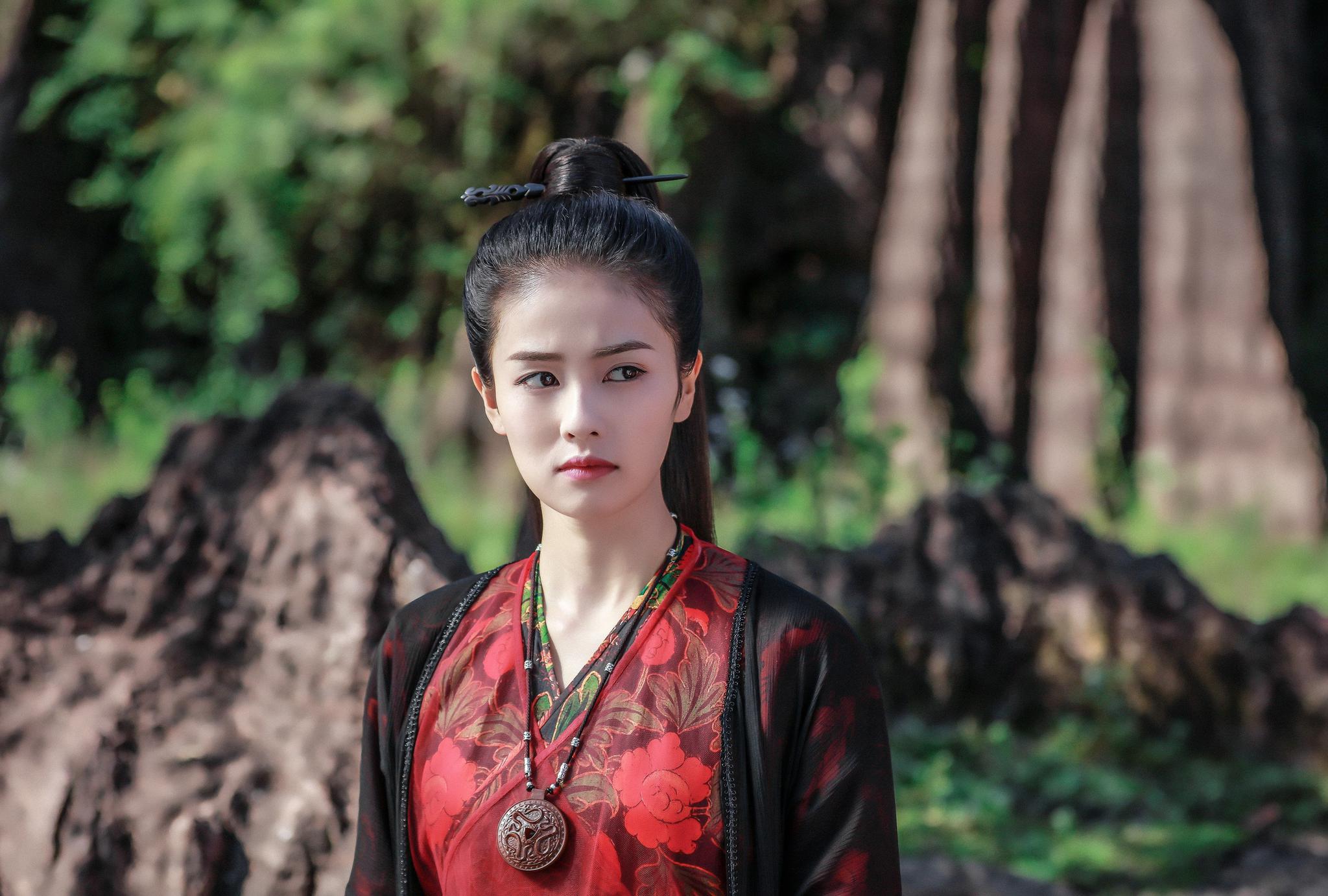 《招摇》还是张扬红色和帅气黑色最适合臭名昭著的女魔头路招摇