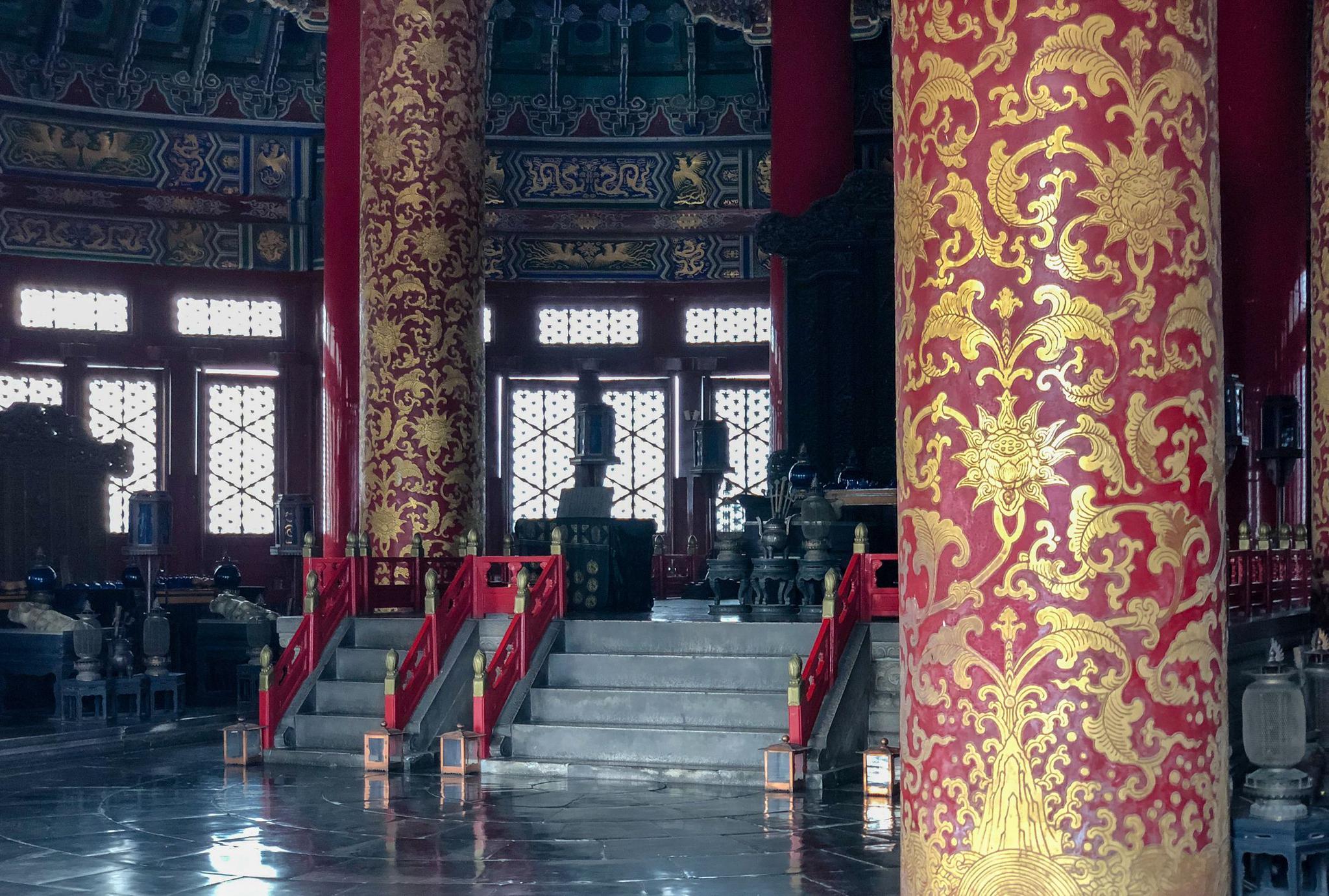 此图为祈年殿内部.圜丘坛在南,祭天,有圜丘,皇穹宇等建筑.