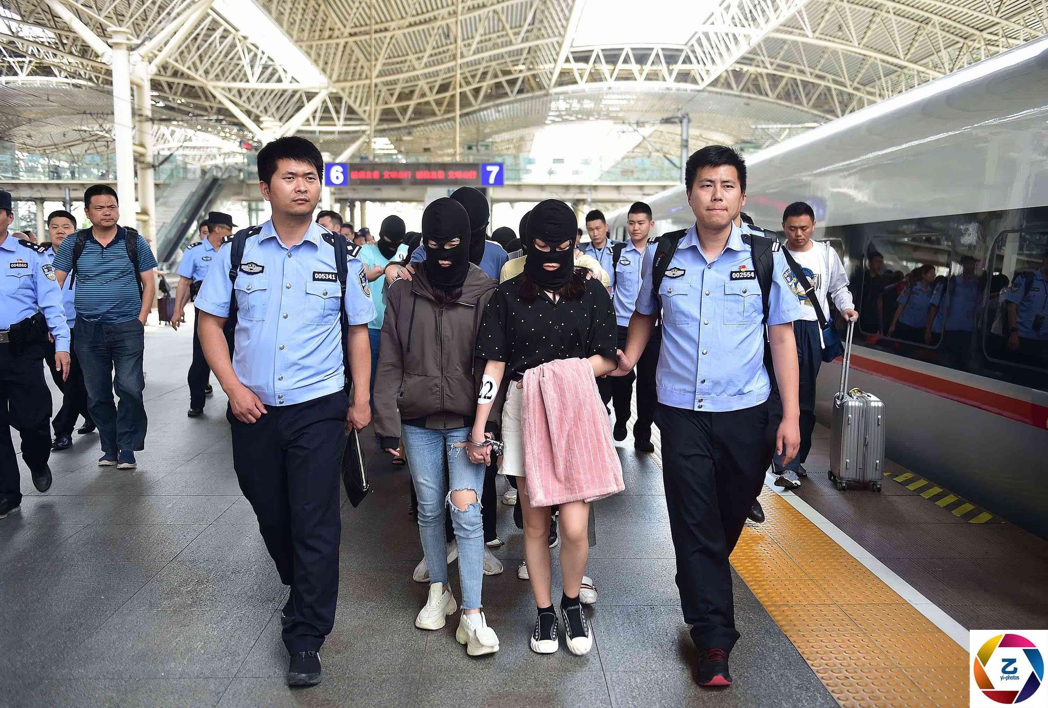 女大学生做微商被骗2万,警方顺藤摸瓜跨省抓60人,嫌犯女孩居多