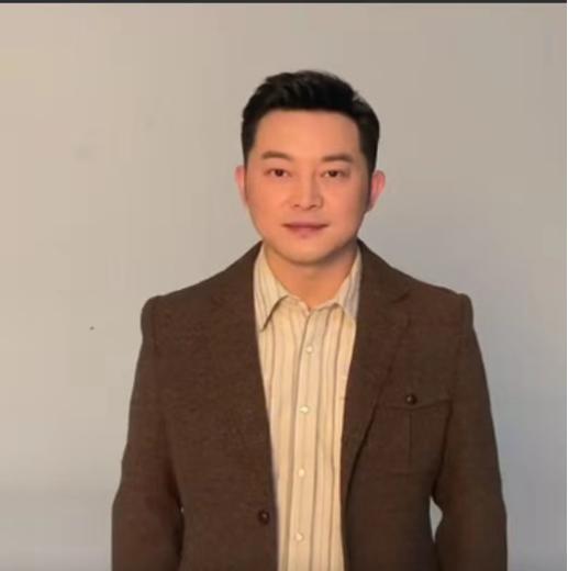 沙溢现身机场,格纹衬衫加双肩包穿成理工男,脸胖的差点没认出来