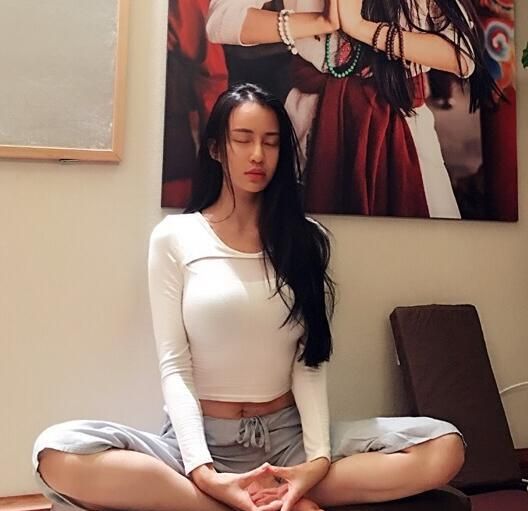 逆天身材婀娜多姿瑜伽教母母其弥雅