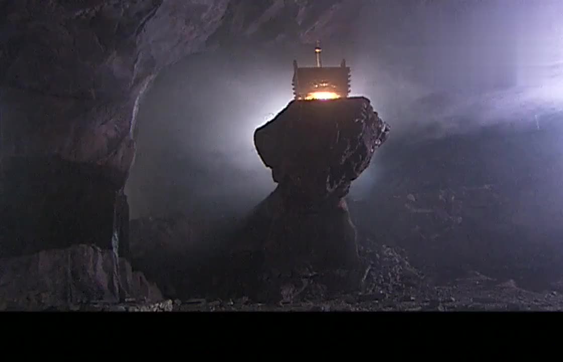 杨过来到独孤求败剑冢,获得宝剑玄铁重剑,重剑无锋!