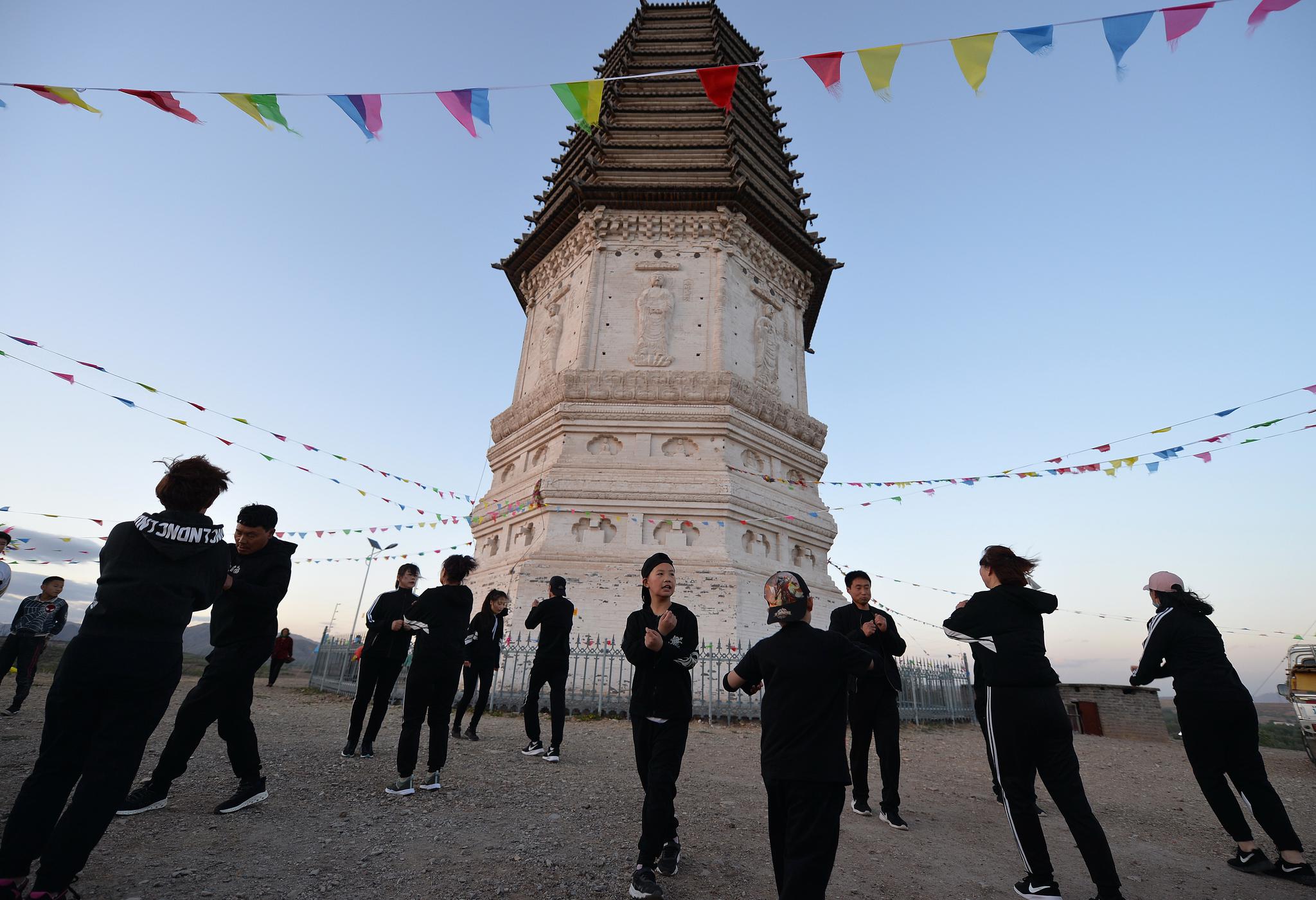 辽宁一座国宝级古塔受千年礼遇民众自发沿习转塔已成风景
