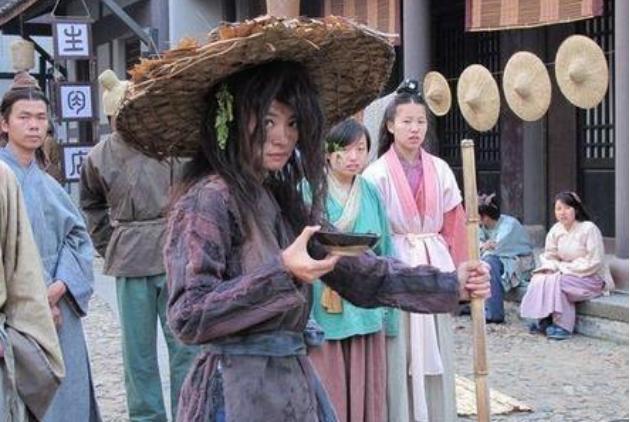 而在乞丐身上常见的"乞丐碗"和打狗棍都在她身上