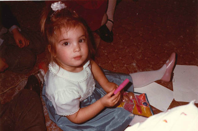 这是一张伊万卡童年时期的照片,我们可以看到不管是白富美还是小萝莉