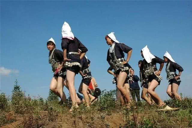 1/ 6在云南省红河县大羊街乡,有个一年四季女人都裸露双腿的少数民族