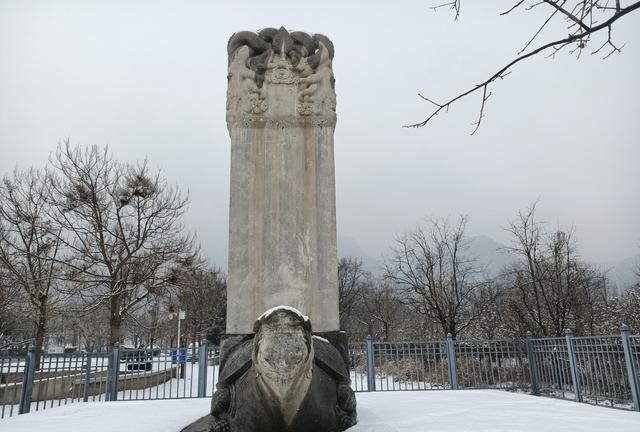 十三陵雪景中的康陵,朱厚照是有争议的皇帝,明君昏君怎么鉴定